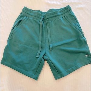Alo Yoga chill short size Medium in a green color